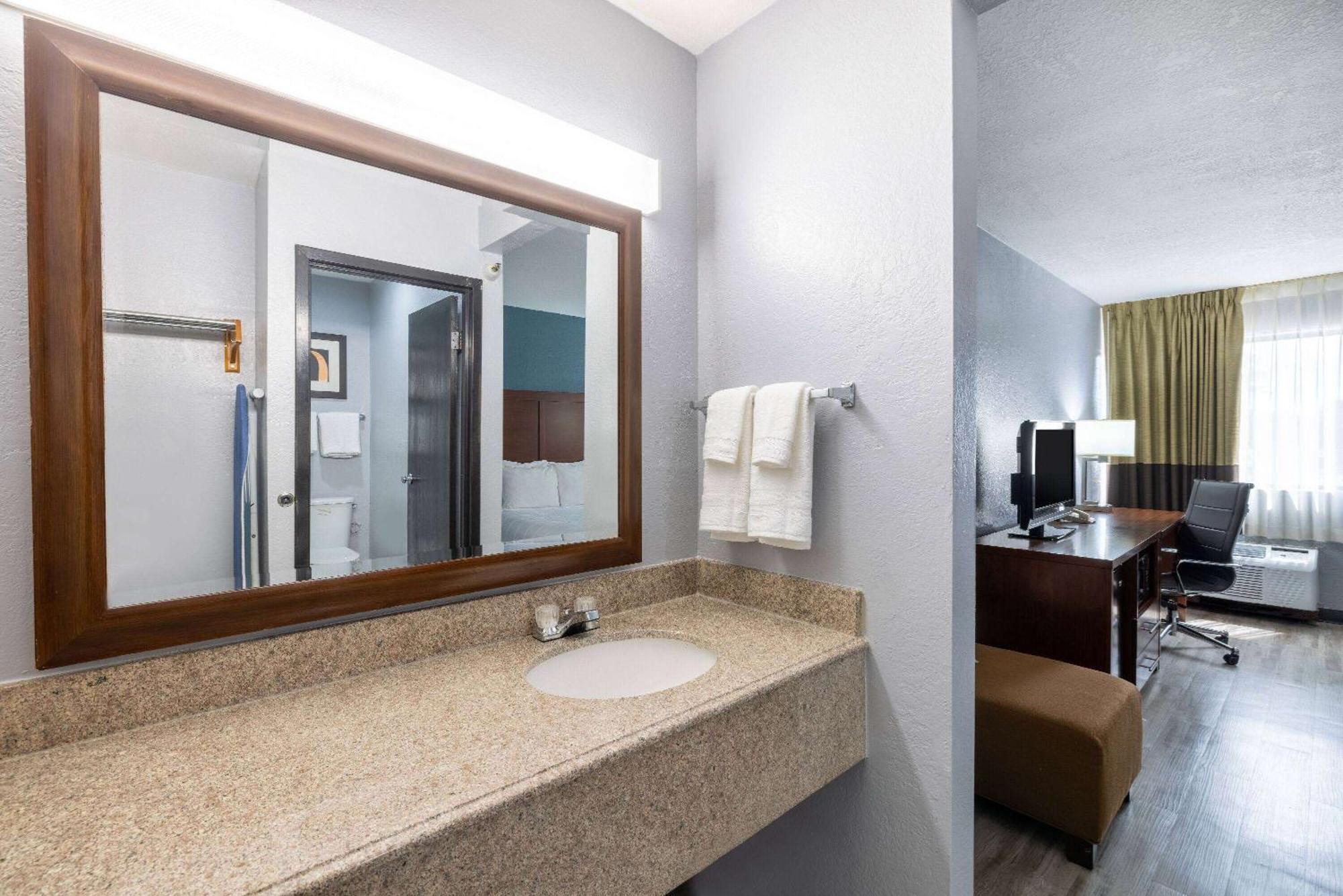 Travelodge By Wyndham Brooklyn Center Eksteriør billede