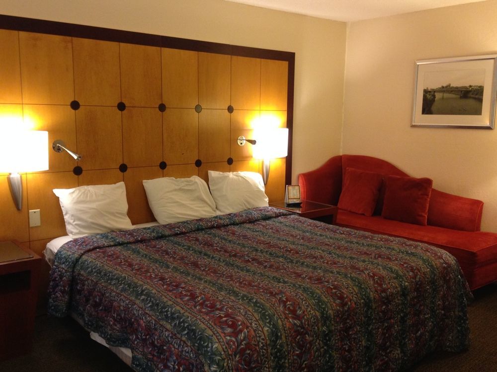 Travelodge By Wyndham Brooklyn Center Eksteriør billede