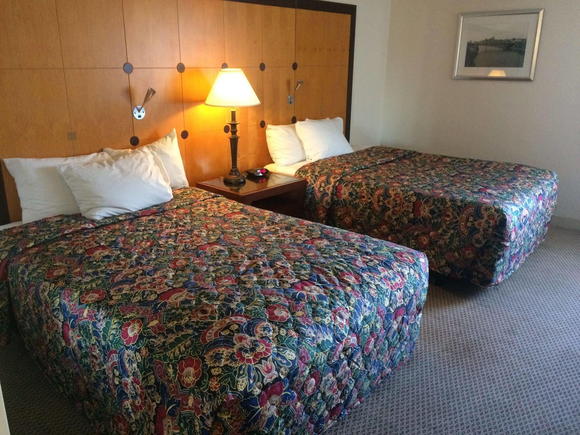 Travelodge By Wyndham Brooklyn Center Eksteriør billede